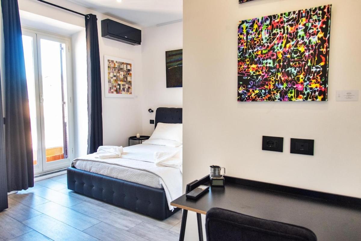 In An Art Gallery Apartment Rom