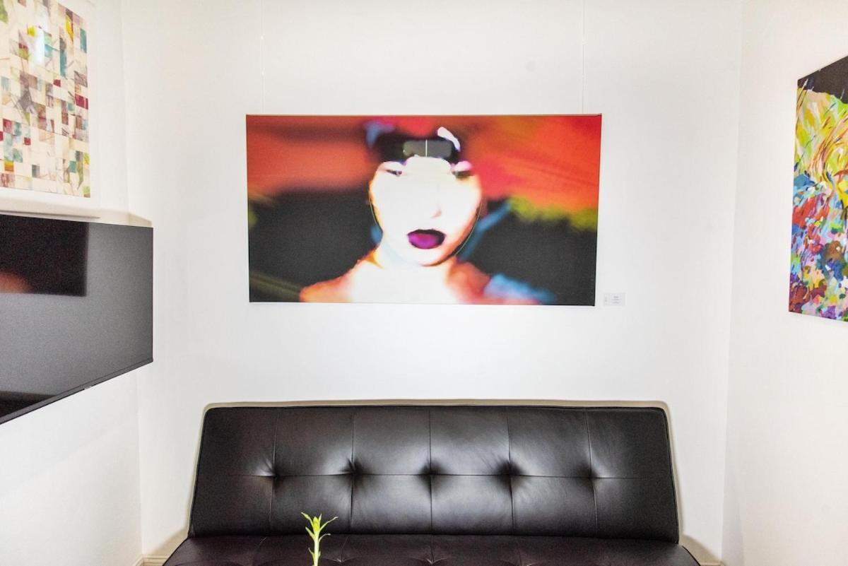 In An Art Gallery Apartment Rom